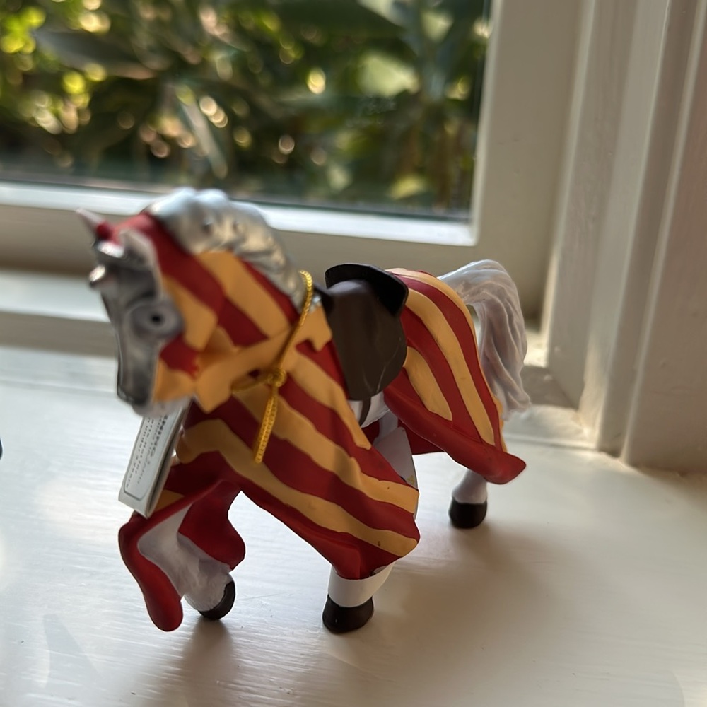 Set of 3 Papo toys -  red knight soldier, and two draped horses - Picture 3 of 7